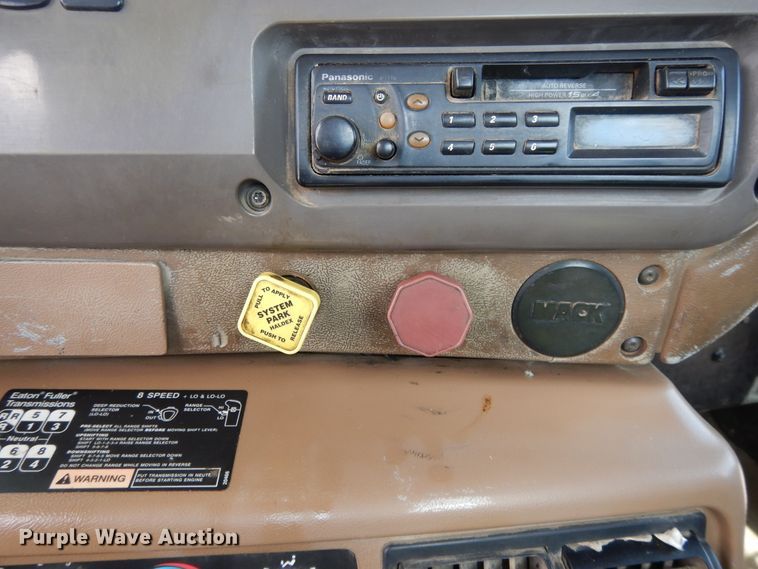 image for item DI0423 2002 Mack CV713  winch truck