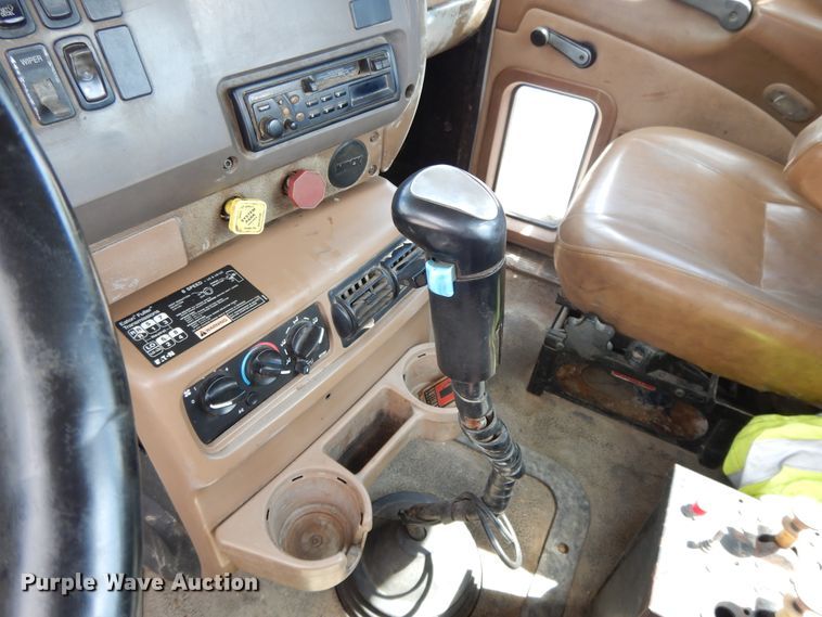 image for item DI0423 2002 Mack CV713  winch truck