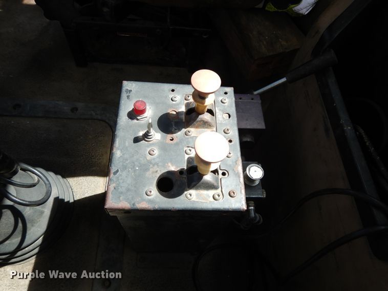 image for item DI0423 2002 Mack CV713  winch truck