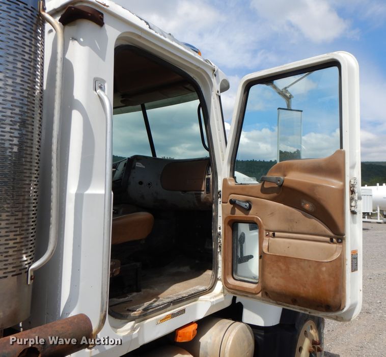 image for item DI0423 2002 Mack CV713  winch truck