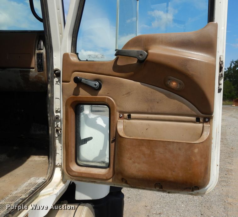 image for item DI0423 2002 Mack CV713  winch truck