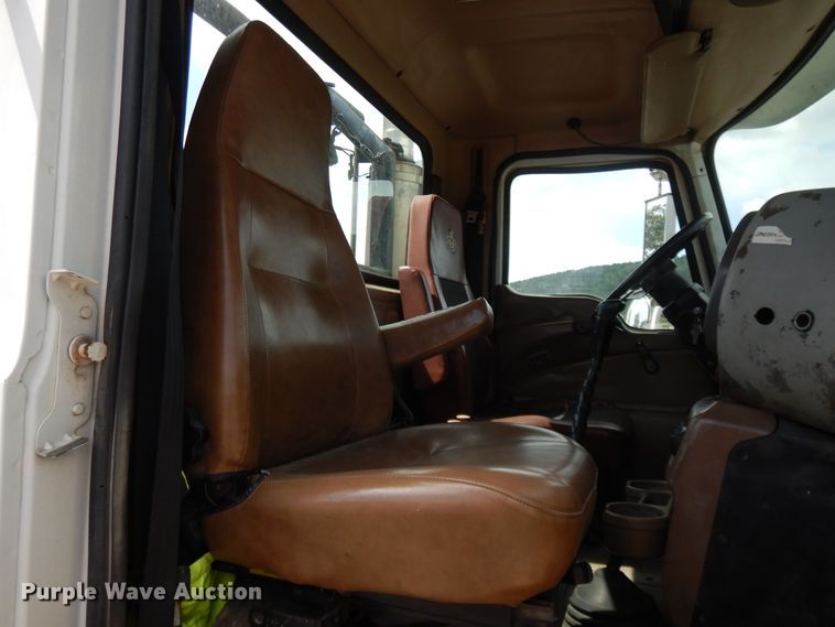 image for item DI0423 2002 Mack CV713  winch truck