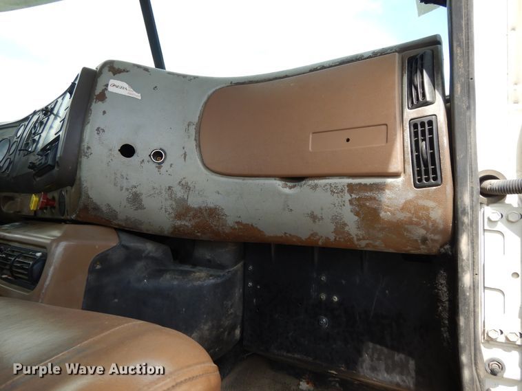 image for item DI0423 2002 Mack CV713  winch truck