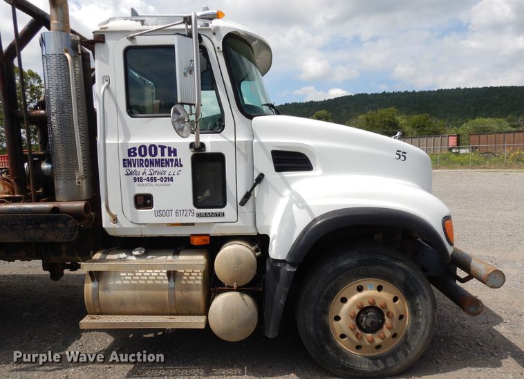 image for item DI0423 2002 Mack CV713  winch truck