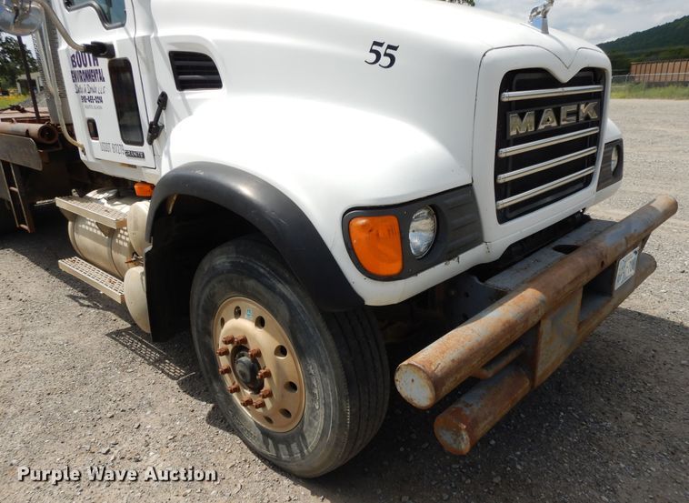 image for item DI0423 2002 Mack CV713  winch truck