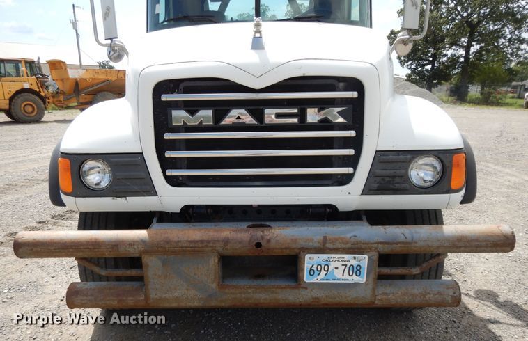 image for item DI0423 2002 Mack CV713  winch truck