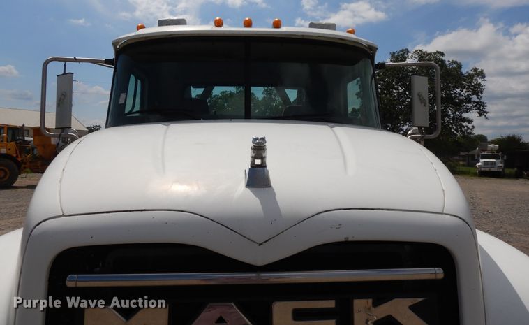 image for item DI0423 2002 Mack CV713  winch truck