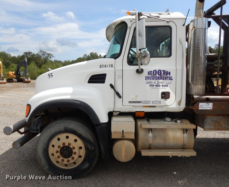 image for item DI0423 2002 Mack CV713  winch truck