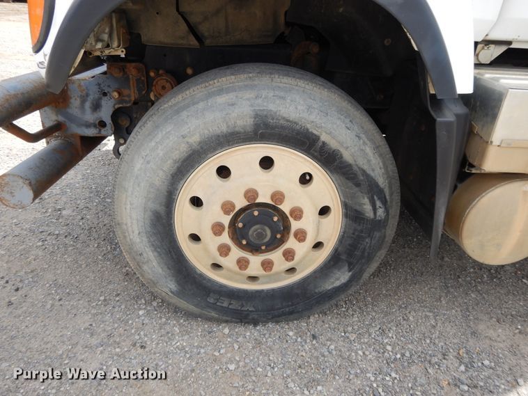 image for item DI0423 2002 Mack CV713  winch truck