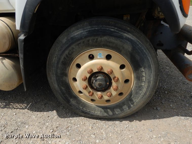 image for item DI0423 2002 Mack CV713  winch truck