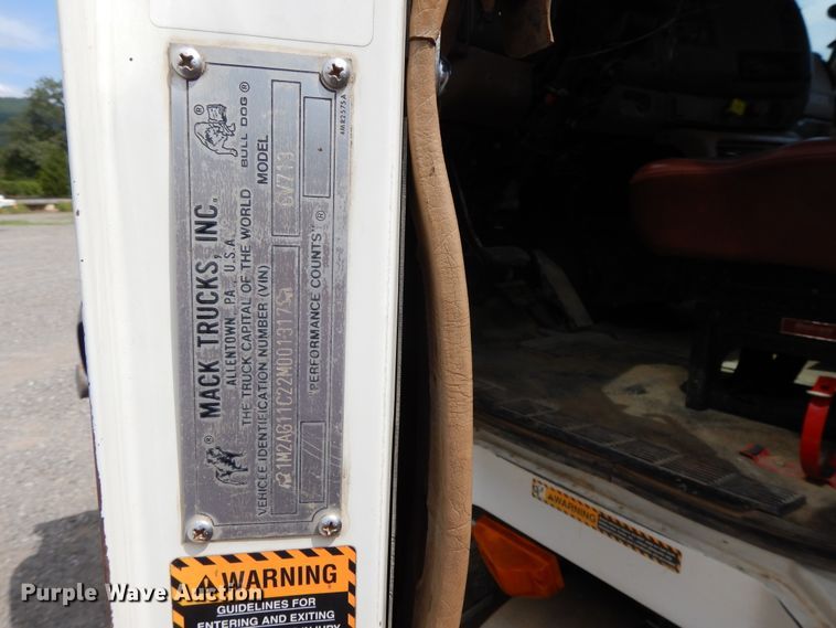 image for item DI0423 2002 Mack CV713  winch truck