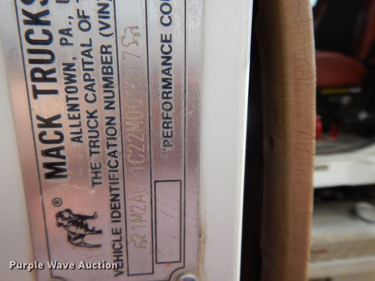 image for item DI0423 2002 Mack CV713  winch truck