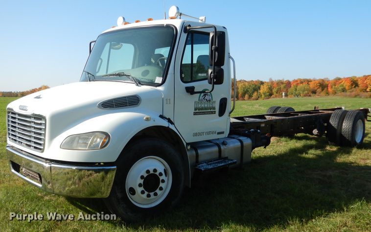 image for item AF9961 2005 Freightliner Business Class M2  truck cab and chassis