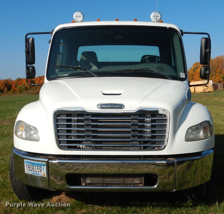 image for item AF9961 2005 Freightliner Business Class M2  truck cab and chassis