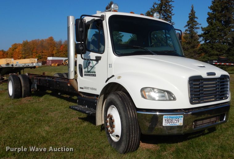 image for item AF9961 2005 Freightliner Business Class M2  truck cab and chassis