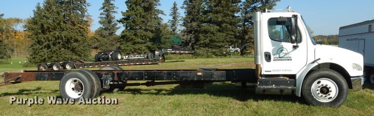 image for item AF9961 2005 Freightliner Business Class M2  truck cab and chassis