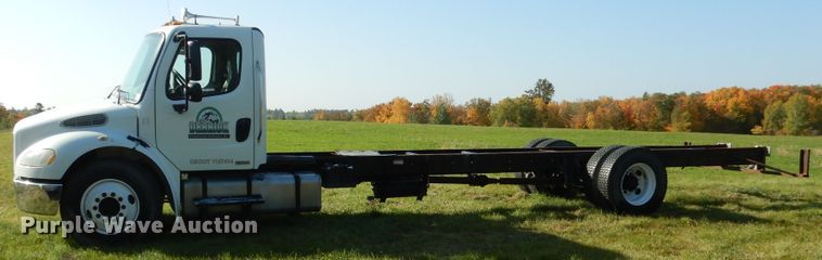 image for item AF9961 2005 Freightliner Business Class M2  truck cab and chassis