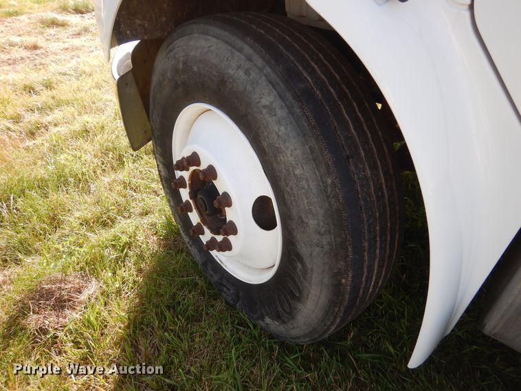 image for item AF9961 2005 Freightliner Business Class M2  truck cab and chassis