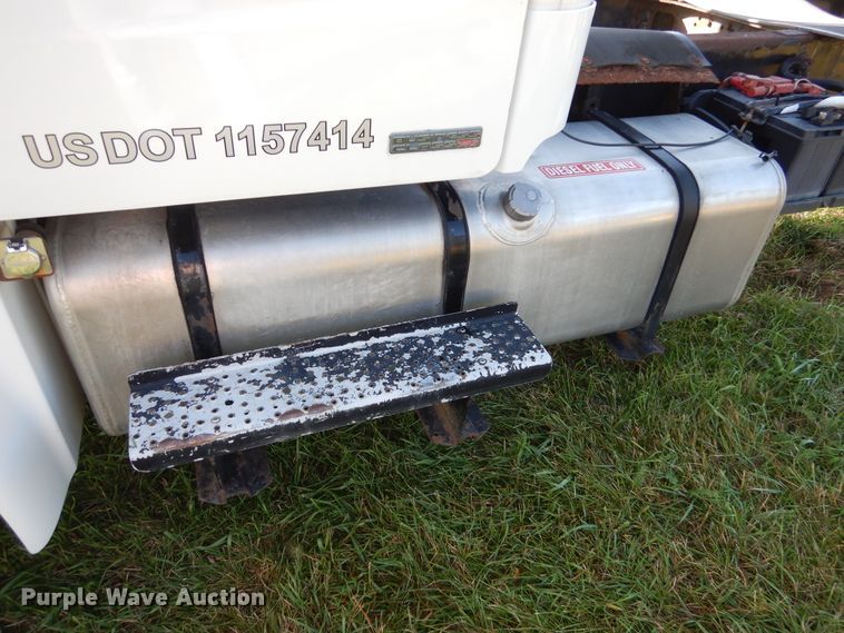 image for item AF9961 2005 Freightliner Business Class M2  truck cab and chassis