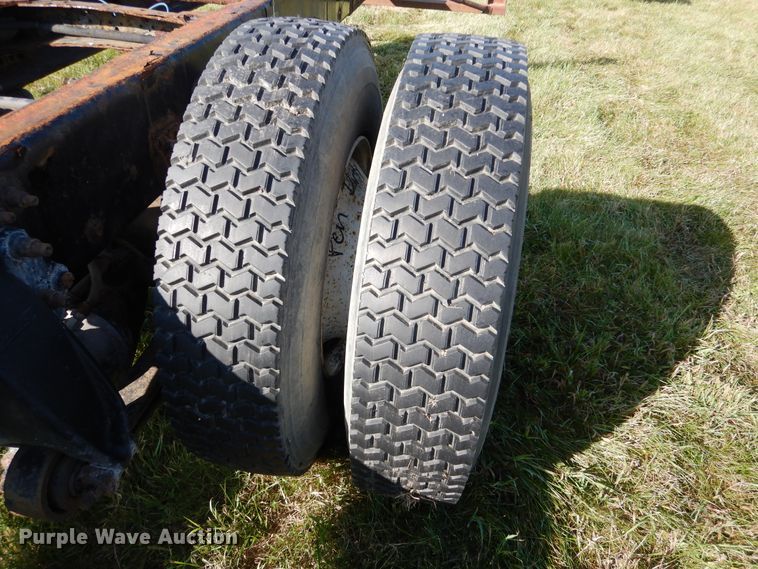 image for item AF9961 2005 Freightliner Business Class M2  truck cab and chassis