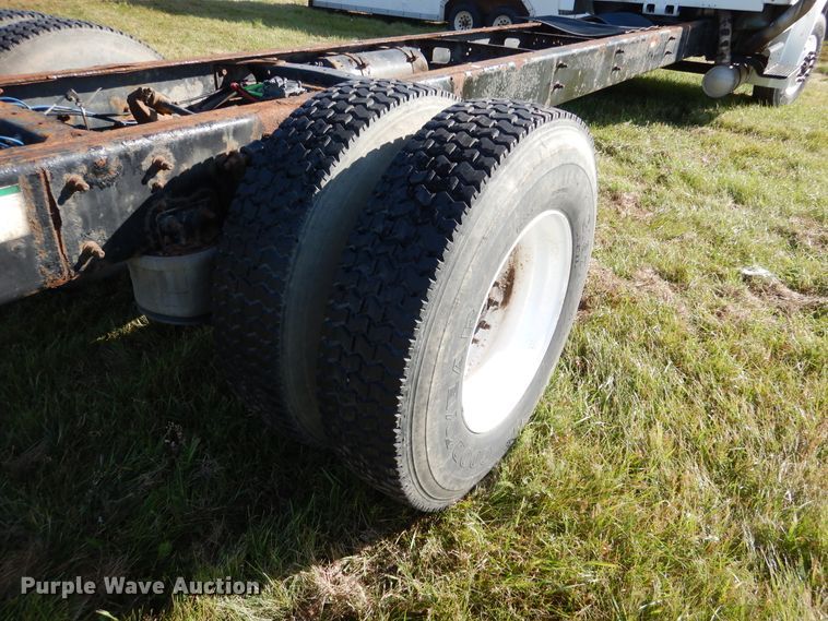 image for item AF9961 2005 Freightliner Business Class M2  truck cab and chassis