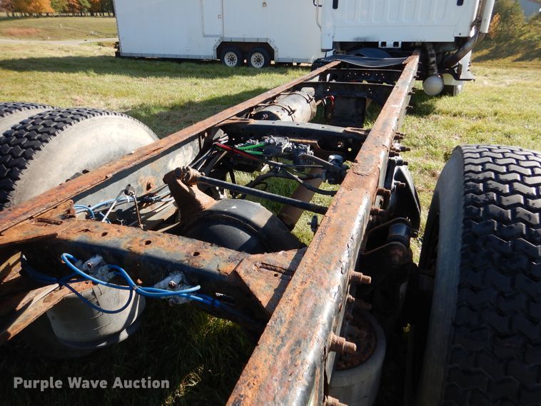 image for item AF9961 2005 Freightliner Business Class M2  truck cab and chassis