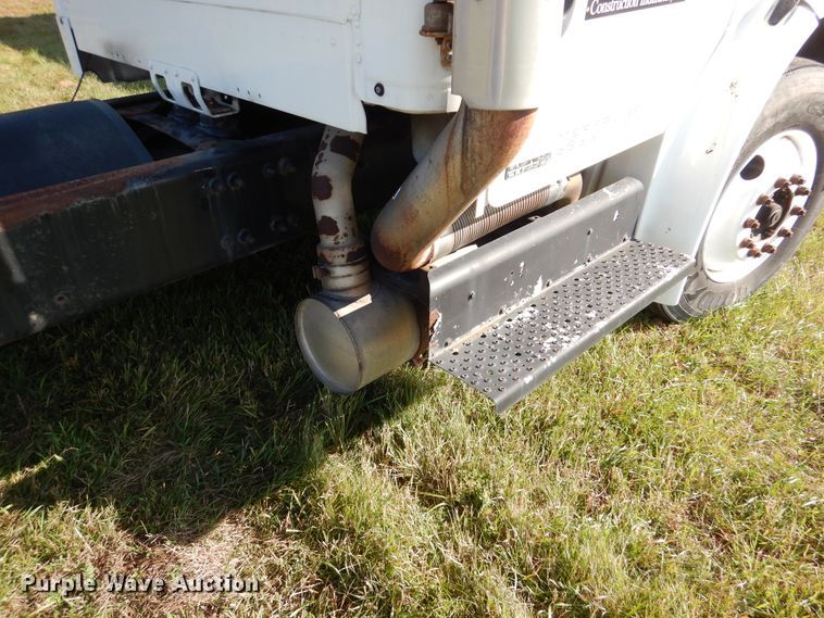 image for item AF9961 2005 Freightliner Business Class M2  truck cab and chassis