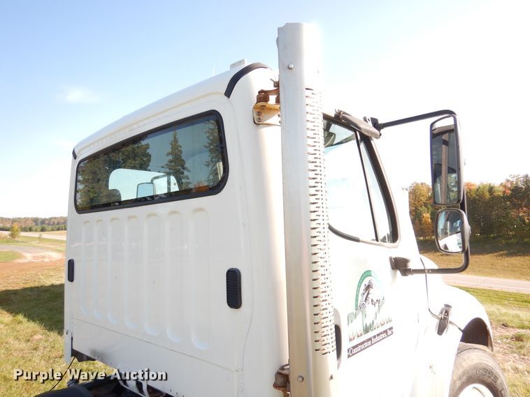 image for item AF9961 2005 Freightliner Business Class M2  truck cab and chassis