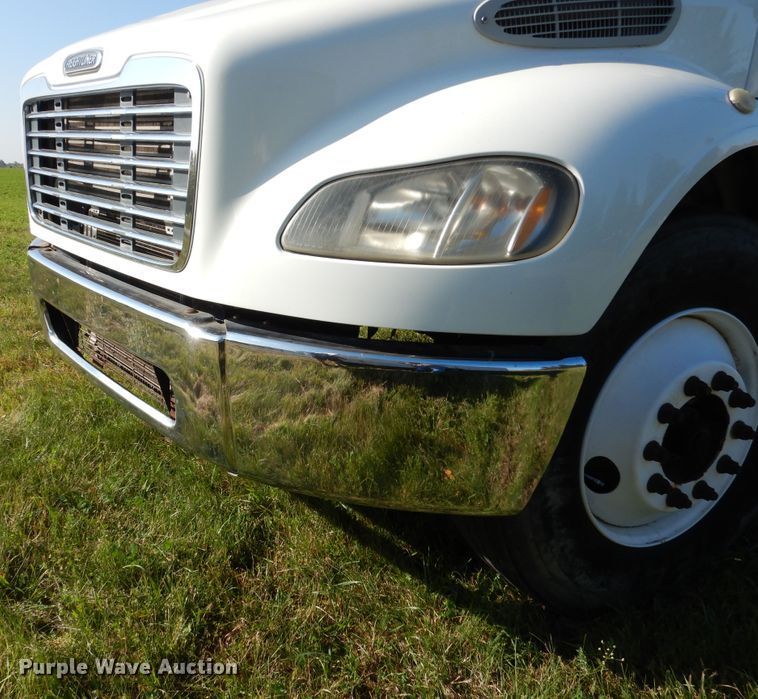 image for item AF9961 2005 Freightliner Business Class M2  truck cab and chassis