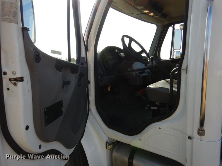 image for item AF9961 2005 Freightliner Business Class M2  truck cab and chassis