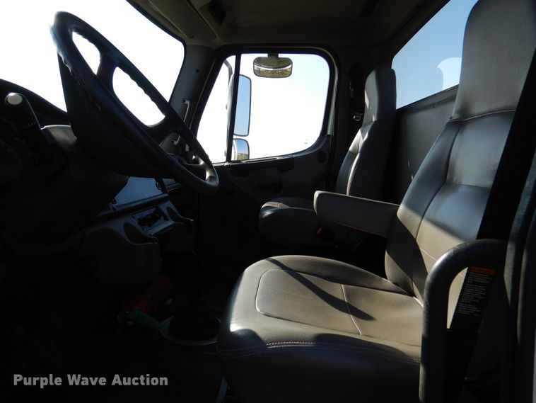 image for item AF9961 2005 Freightliner Business Class M2  truck cab and chassis