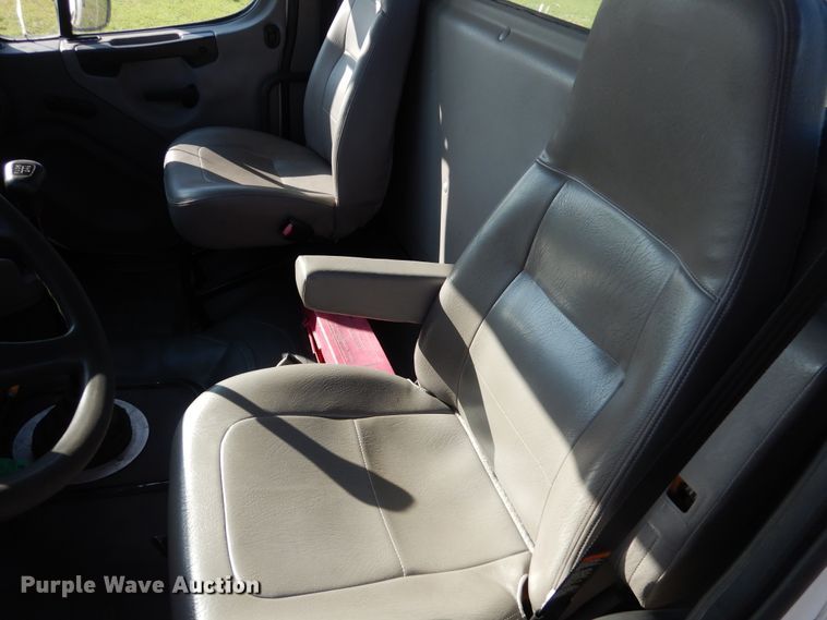 image for item AF9961 2005 Freightliner Business Class M2  truck cab and chassis