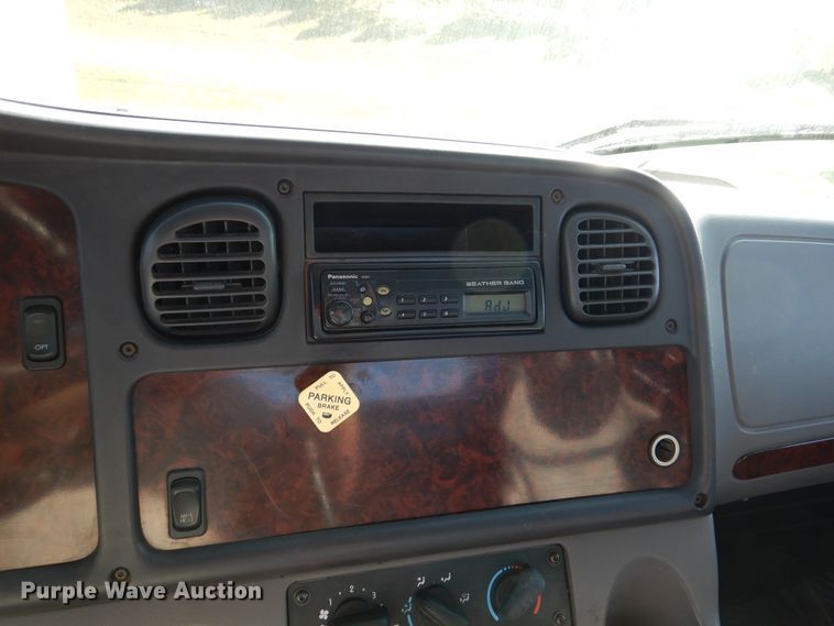 image for item AF9961 2005 Freightliner Business Class M2  truck cab and chassis