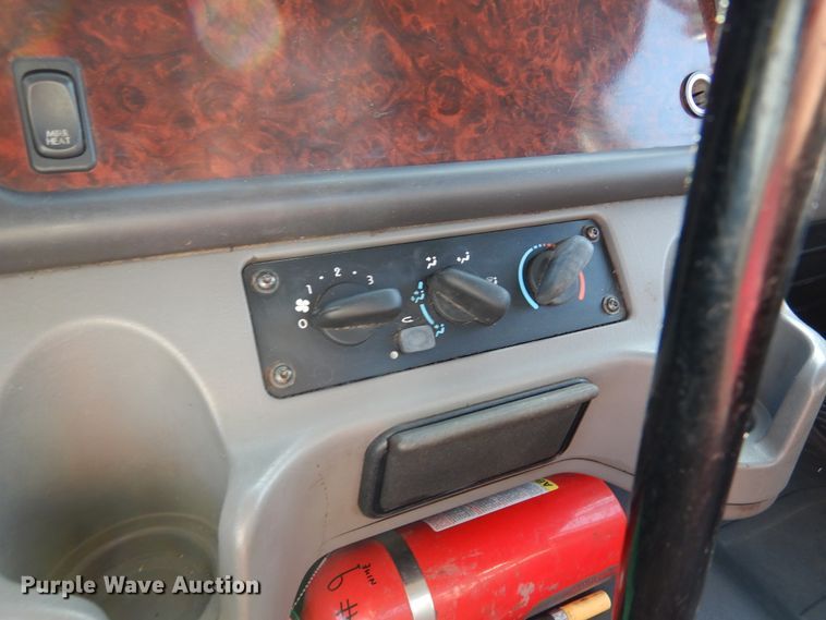 image for item AF9961 2005 Freightliner Business Class M2  truck cab and chassis