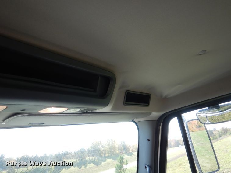 image for item AF9961 2005 Freightliner Business Class M2  truck cab and chassis