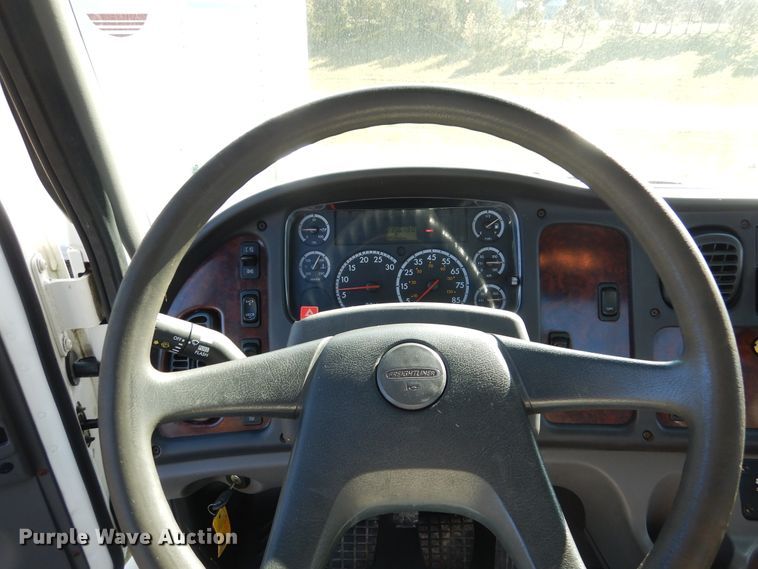 image for item AF9961 2005 Freightliner Business Class M2  truck cab and chassis