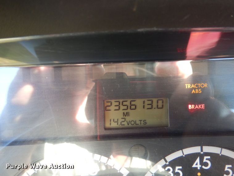 image for item AF9961 2005 Freightliner Business Class M2  truck cab and chassis