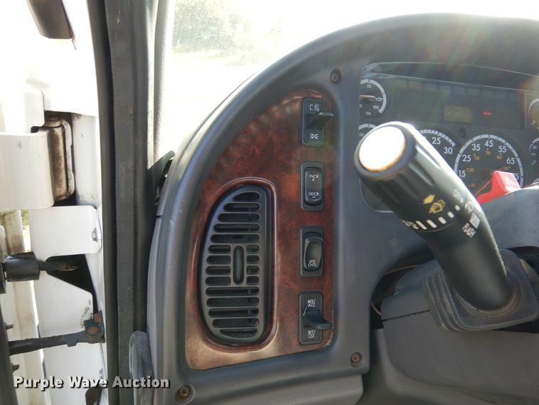 image for item AF9961 2005 Freightliner Business Class M2  truck cab and chassis