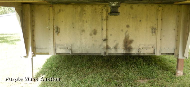 image for item DA5262 2001 Wilson PSDCL-302 livestock trailer