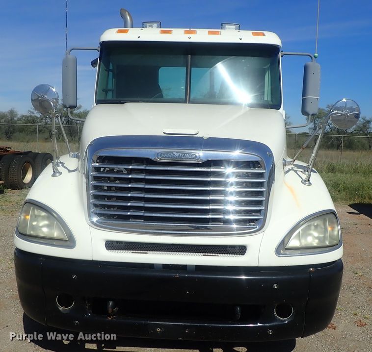 image for item DC1471 2004 Freightliner Columbia CL120  semi truck