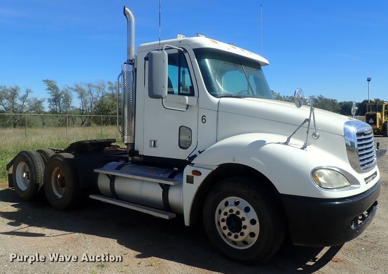 image for item DC1471 2004 Freightliner Columbia CL120  semi truck