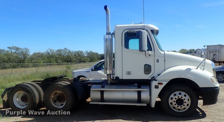 image for item DC1471 2004 Freightliner Columbia CL120  semi truck