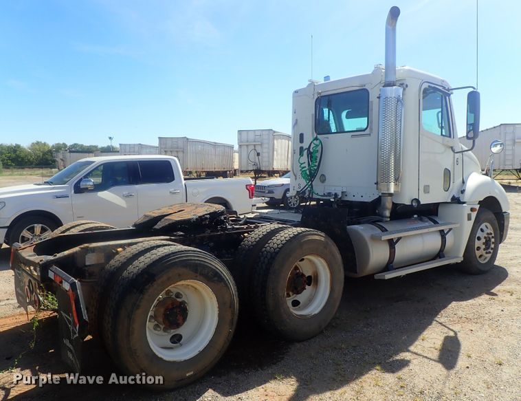 image for item DC1471 2004 Freightliner Columbia CL120  semi truck