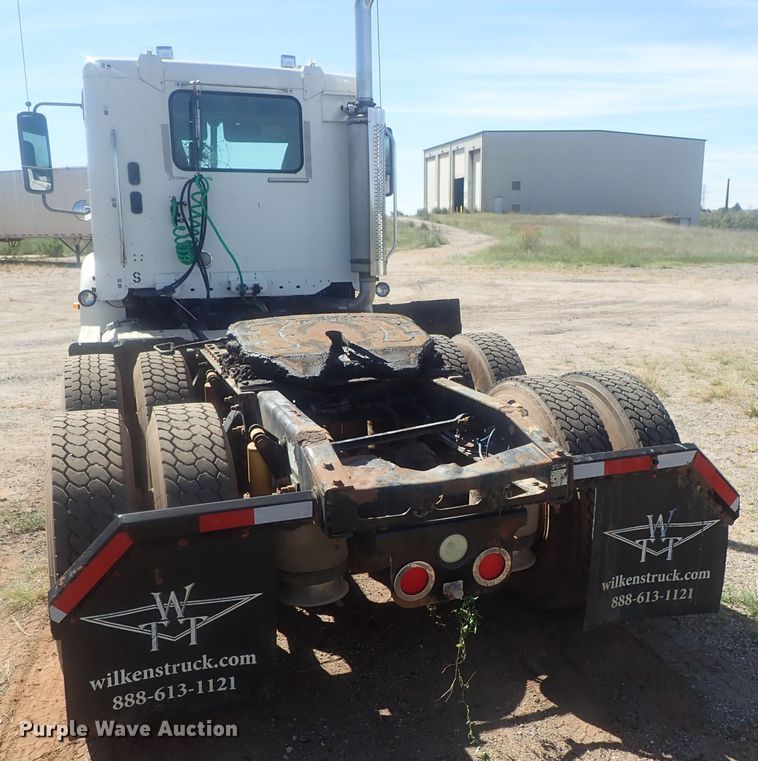 image for item DC1471 2004 Freightliner Columbia CL120  semi truck