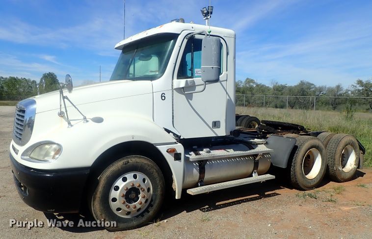 image for item DC1471 2004 Freightliner Columbia CL120  semi truck