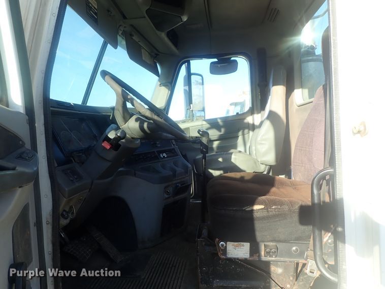 image for item DC1471 2004 Freightliner Columbia CL120  semi truck