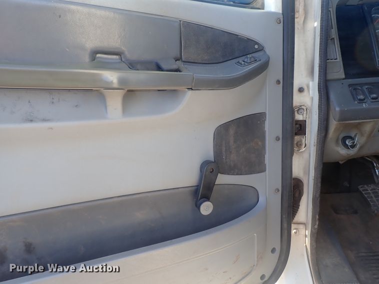 image for item DC1471 2004 Freightliner Columbia CL120  semi truck