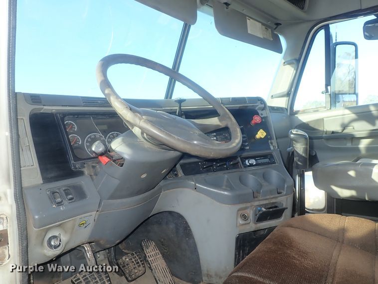 image for item DC1471 2004 Freightliner Columbia CL120  semi truck