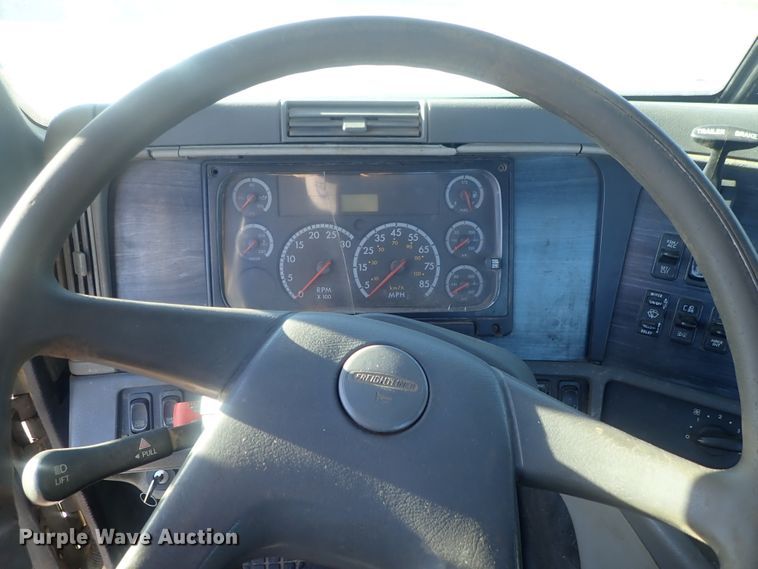 image for item DC1471 2004 Freightliner Columbia CL120  semi truck