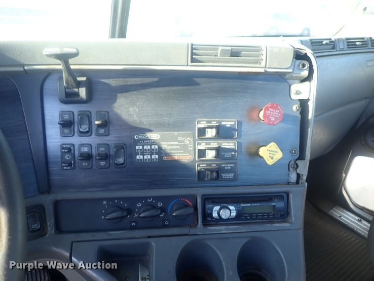 image for item DC1471 2004 Freightliner Columbia CL120  semi truck